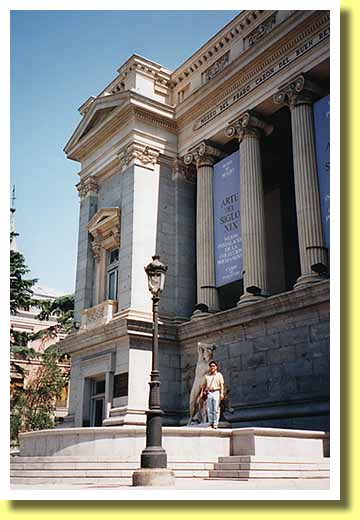スペインの首都マドリッドにあるプラド美術館の外観