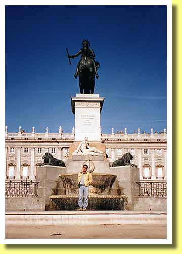 スペインの首都マドリッドにある王宮とオリエンテ広場に立つフェリペ4世騎馬像