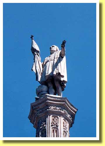 スペインの首都マドリッドにあるコロン広場に立つコロンブスの像