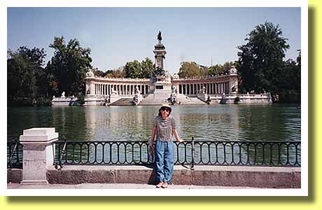 スペインの首都マドリッドの中心にあるレティロ公園の水辺とスペイン王アルフォンソ12世像