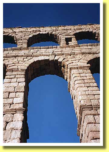 スペインのセゴビアに残る古代ローマ帝国時代の水道橋を見上げた