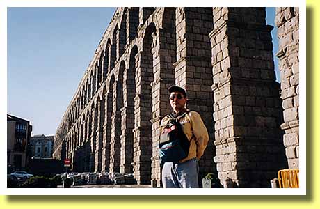 スペインのセゴビアに残る古代ローマ帝国時代の水道橋の真下で